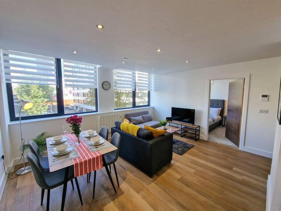 Free Parking: Old Trafford Apartment مانشستر المظهر الخارجي الصورة
