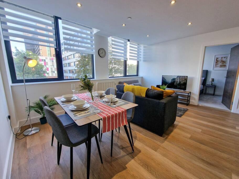 Free Parking: Old Trafford Apartment مانشستر المظهر الخارجي الصورة